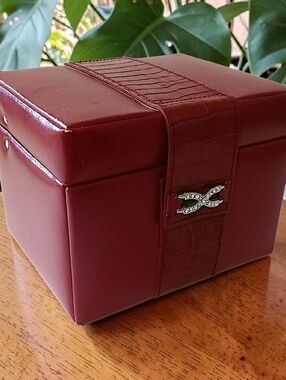 Wolf Designs Jewelry Box Burgundy Red‎ Faux Leather Mirror Fold Out Rhinestones